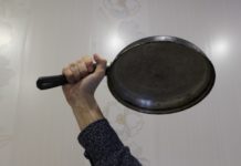 На Павлоградщині двоє п’яних побили сусіда сковорідкою і пограбували