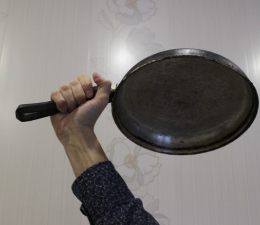 На Павлоградщині двоє п’яних побили сусіда сковорідкою і пограбували