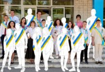 Самотній вальс і незвичне фото: випускники Павлограда прощаються зі школою