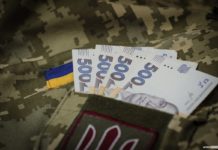 Ситуація навколо зарплатні військових: Зеленський підписав новий закон, нова петиція