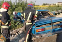 Рятувальники діставали з понівеченого авто тіло водія