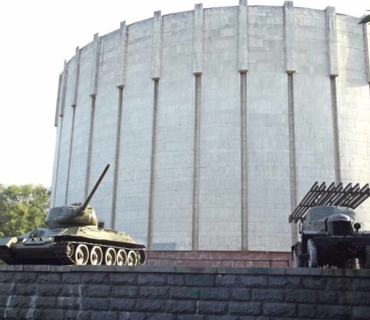 Росіяни видали за техніку ЗСУ експонати музею у Дніпрі (ФОТО)