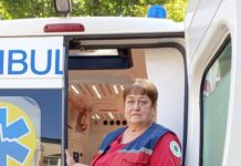 Медики рятували чоловіка, який 5 разів вдарів себе ножем