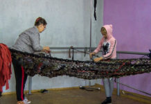 Кожен наближає перемогу: павлоградці та внутрішньо переміщені люди плетуть маскувальні сітки (ВІДЕО)