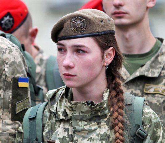 Маляр розповіла, скільки жінок воює на передовій