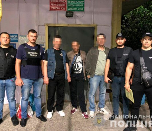 Поліція видворила трьох росіян-нелегалів і одного молдаванина за межі України