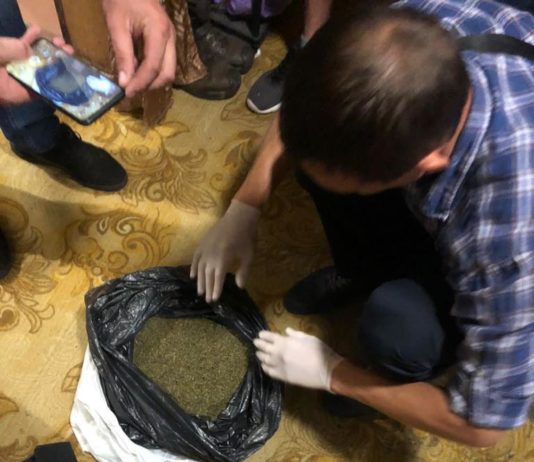 Павлоградець намагався змити наркотики в унітаз