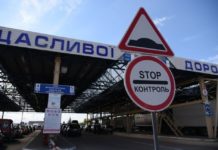 Зеленський заборонив чиновникам виїзд за кордон під час війни: кому саме