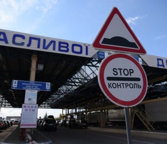 Зеленський заборонив чиновникам виїзд за кордон під час війни: кому саме