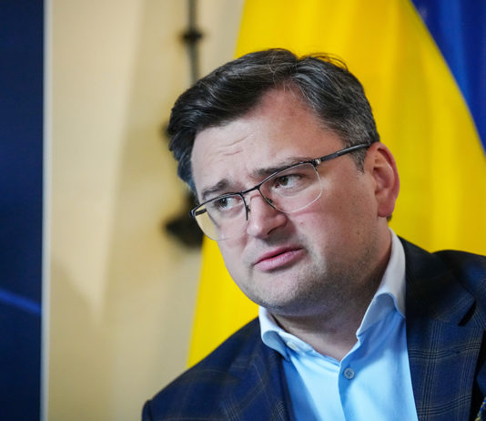 Кулеба: російські туристи не мають вештатися за кордоном, поки їхня країна веде криваву війну
