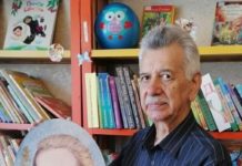 Лікар-переселенець зробив подарунки павлоградській бібліотеці