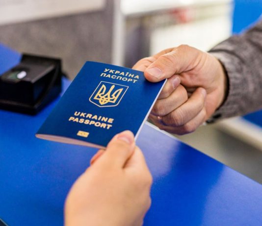 Українці у Варшаві можуть оформити ID-картки та закордонні паспорти: як це зробити та скільки коштує