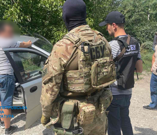 Дніпрянин за гроші обіцяв переправити військовозобов’язаних за кордон