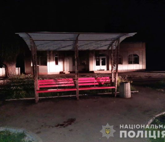 У Павлограді побили людину на зупинці