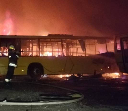 У Дніпрі через ракетну атаку зруйноване автотранспортне підприємство (ФОТО і ВІДЕО)