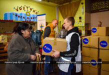 Пенсії не вистачає: у Павлограді роздавали гуманітарну допомогу літнім людям (ФОТО)