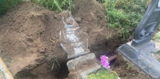 У Павлограді шукач металу зруйнував 20 могил