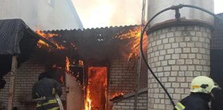 У Павлограді горіла приватна споруда