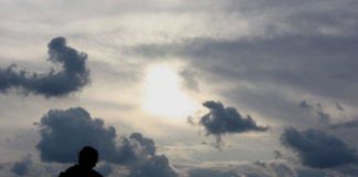 З’явилися фото, як павлоградці бачать сонячне затемнення