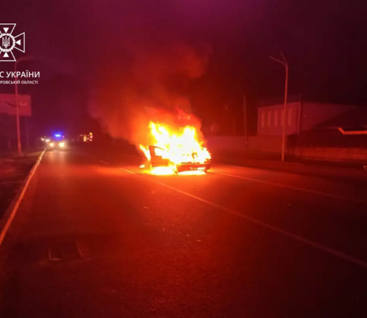 У Павлограді на Дніпровській згорів легковик