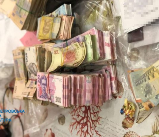 У Дніпрі директорка ритуального підприємства мала 7 млн грн хабарів щомісячно