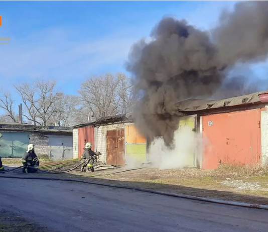 У Павлограді горів гараж і машина всередині (ВІДЕО)