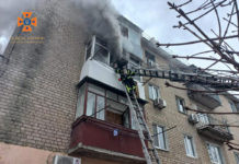 Із задимленої квартири в Павлограді по драбині спустили людину