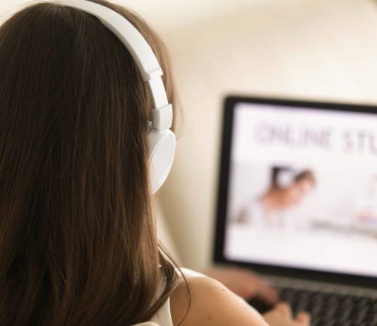 Мати оштрафували, бо донька не виходила на онлайн-заняття