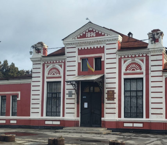 Дарують творчість ВПО та військовим: як працює театр Павлограда під час війни