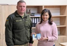 Павлоградські волонтери-кінологи отримали нагороди за підписом Залужного