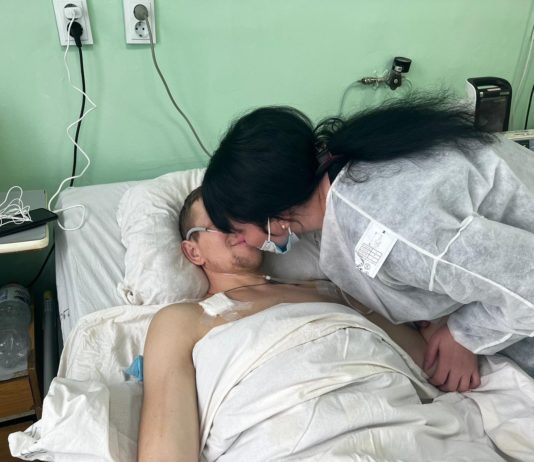 «За долю секунди побачив, як відірвало ноги»: у лікарні Мечникова рятують бійця