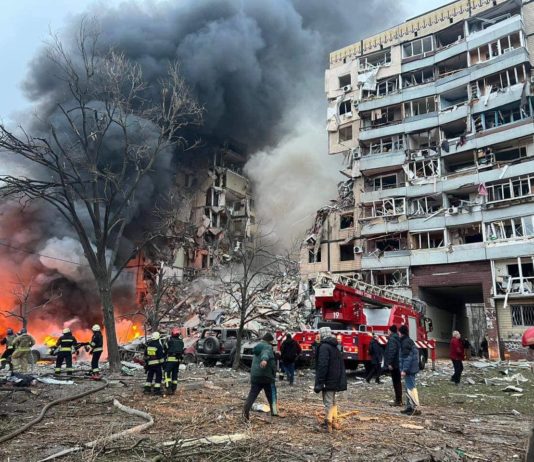 В Дніпрі російська ракета влучила в багатоповерхівку. Під завалами люди (ОНОВЛЮЄТЬСЯ)