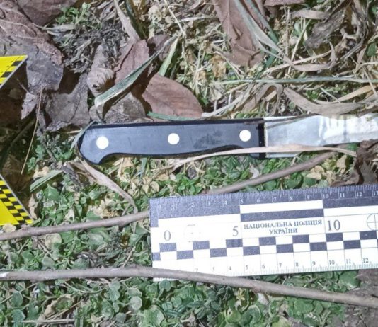 У Павлограді біля супермаркету чоловіка вдарили ножем