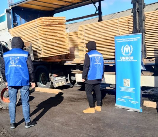 У Павлограді постраждалим від обстрілу видають будівельні матеріали