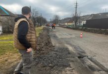 Продовжується ремонт дороги з Павлограда до Троїцького (ФОТО)