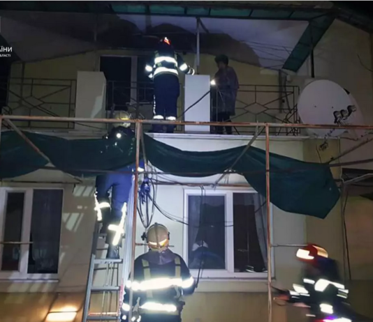 В Павлограді на пожежі врятували жінку і трьох дітей (ВІДЕО)