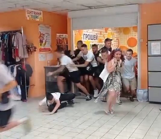 У тік-тоці розлітається відео, як «штурмують» павлоградський секонд