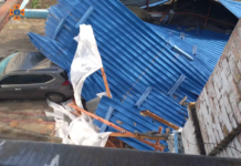 На Дніпропетровщині вітер зірвав покрівлю, яка впала на Nissan