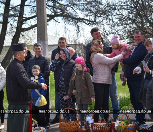 Сотні павлоградців йдуть на Великдень до храму ПЦУ (ФОТО і ВІДЕО)