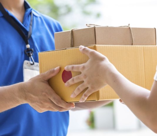 Кабмін заборонив українцям пересилати поштою деякі речі: список