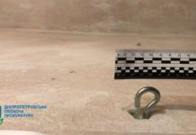 На Дніпропетровщині чоловік катував та тримав на ланцюгу пасинка