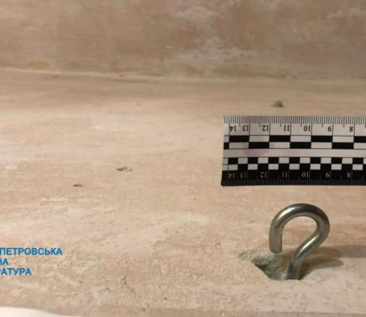 На Дніпропетровщині чоловік катував та тримав на ланцюгу пасинка