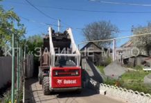 Комунальники допомагають ліквідовувати наслідки ракетного удару