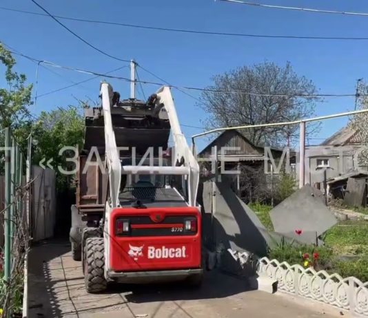 Комунальники допомагають ліквідовувати наслідки ракетного удару