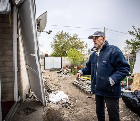 Наслідки ракетної атаки: «Чоловік оглядає понівечене подвір’я і не розуміє – за що?»