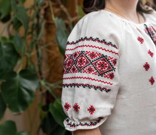 Ще є час долучитися: жителі Дніпропетровщини можуть взяти участь у конкурсі фото до Дня вишиванки