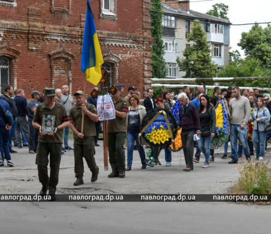 «Ніколи не відмовлявся від найважчих завдань»: у Павлограді попрощалися із захисником України (ВІДЕО)