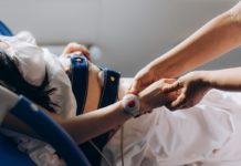 Скільки держава сплачує медзакладу за пологи? Названа цифра