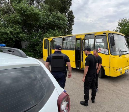 У Павлограді перевіряли, чи палять водії в салонах