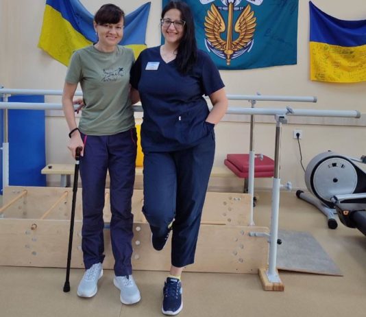 Кінологиню Ларису Борисенко вперше виписали з лікарні після підриву на розтяжці